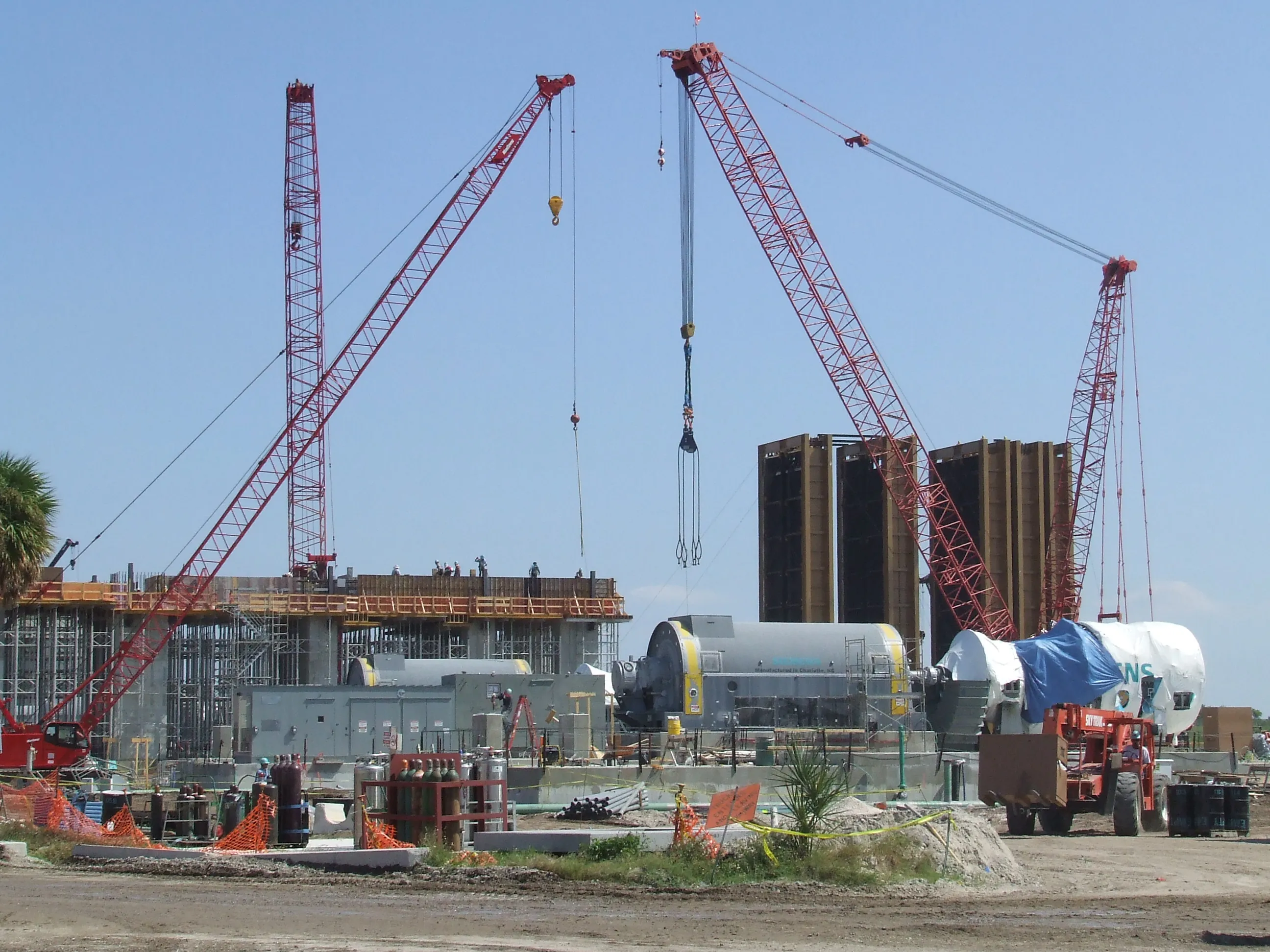 Crawler cranes lifting on an industrial plant construction project in Florida
