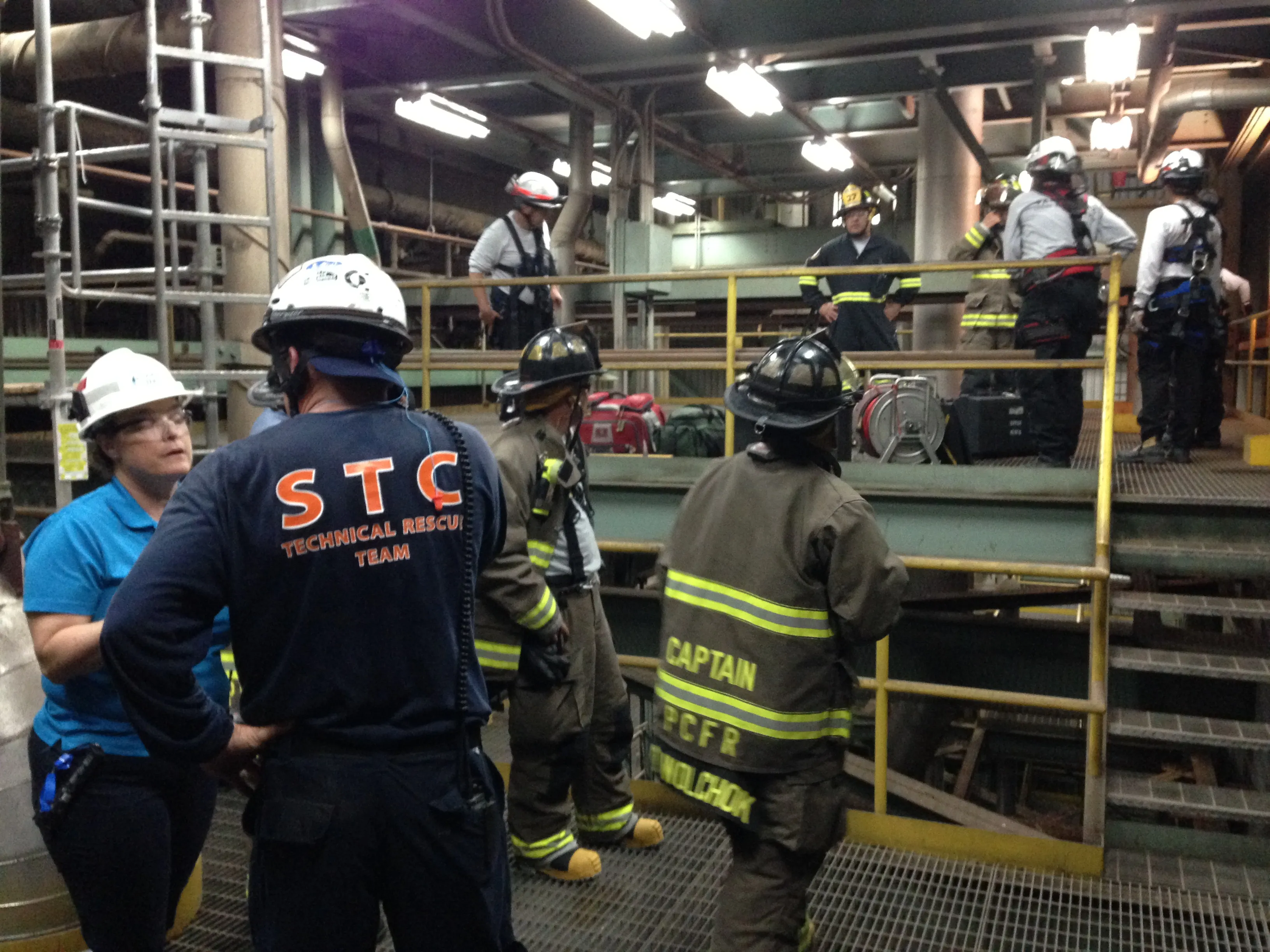 STC Technical Rescue Team member briefing firefighters